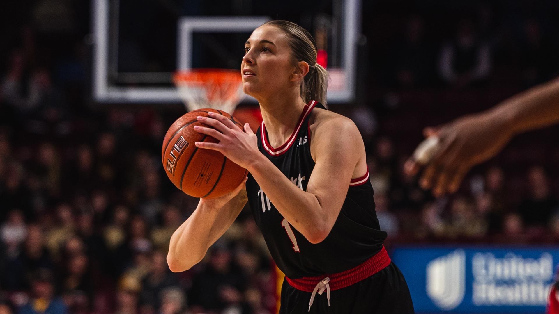 Jaz Shelley scored a career-high 37 points at Minnesota.