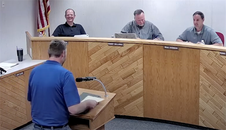 Sidney's electrical superintendent speaks before city council on modifying a solar power agreement with Sandhills Energy.
