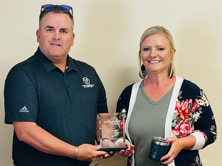 Shaunna Mashek (right) receiving Vistabeam's Broadband Champion Award