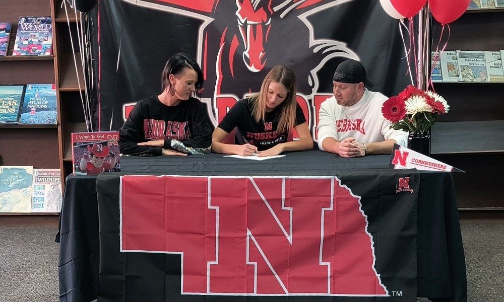 Karsyn leeling signs to compete in Track & Field at Nebraska