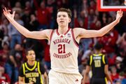 No. 8 Nebraska extends winning streak to 21 games with a 90-55 victory over Oregon